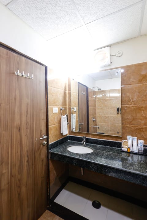 Premium Room | Bathroom | Combined shower/tub, rainfall showerhead, free toiletries, hair dryer