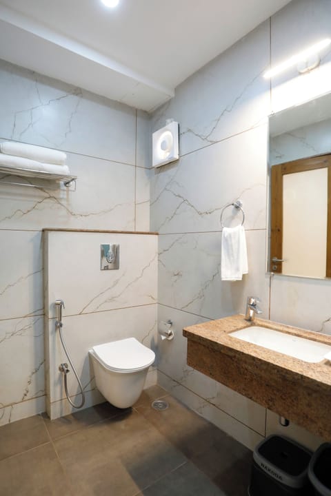 Luxury Room | Bathroom | Combined shower/tub, rainfall showerhead, free toiletries, hair dryer