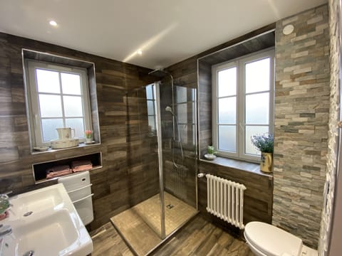 Superior Suite, 1 Queen Bed | Bathroom | Hair dryer, bathrobes, towels