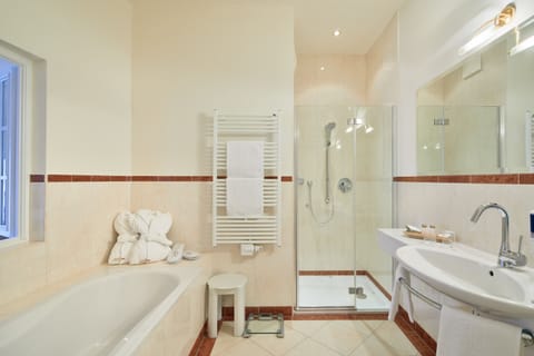 Suite, Balcony (Kitzsteinhorn) | Bathroom | Free toiletries, hair dryer, bathrobes, slippers
