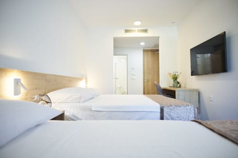 Triple Room with Balcony | Minibar, desk, soundproofing, bed sheets