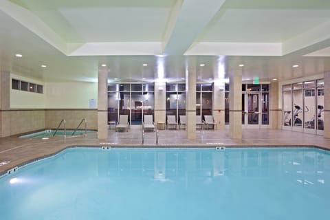 Indoor pool, sun loungers