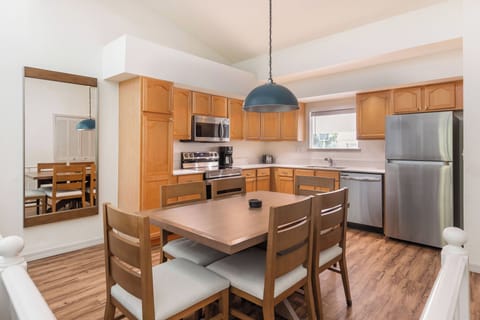 Condo, 2 Bedrooms, Kitchen | In-room dining