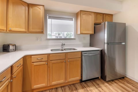 Condo, 2 Bedrooms, Kitchen | Private kitchen | Fridge, microwave, oven, stovetop