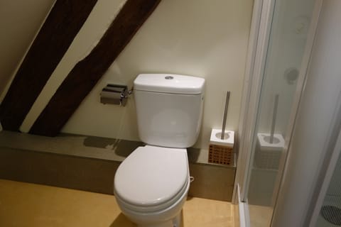 Family Room, Non Smoking | Bathroom | Shower, free toiletries, hair dryer, towels