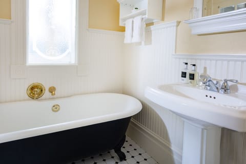 Healdsburg Interior King | Bathroom | Combined shower/tub, free toiletries, hair dryer, bathrobes