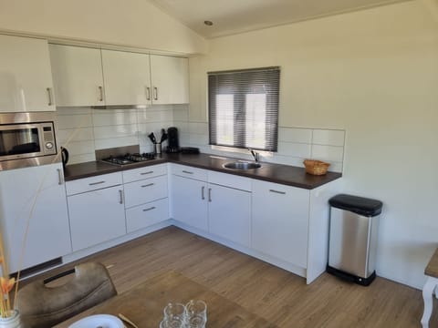 L'Avenir 4 | Private kitchen | Stovetop, coffee/tea maker, electric kettle, cookware/dishes/utensils