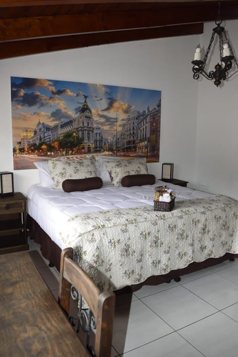 Deluxe Room, 1 King Bed, Private Bathroom (Madrid) | Free WiFi, bed sheets