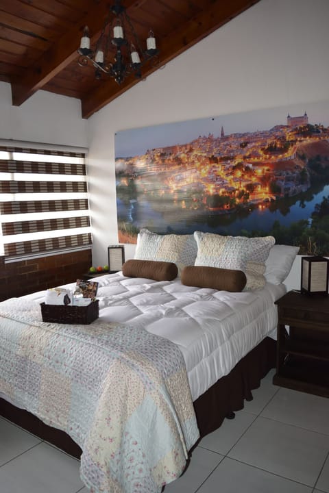 Double Room, 1 Queen Bed, Shared Bathroom (Toledo) | Free WiFi, bed sheets