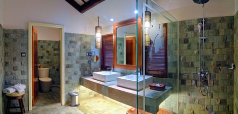 Superior Villa, 1 King Bed | Bathroom | Combined shower/tub, free toiletries, hair dryer, bathrobes