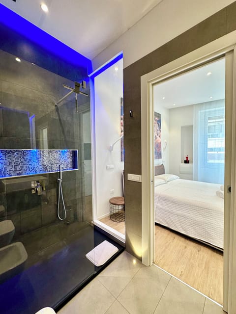 Deluxe Room | Bathroom | Shower, rainfall showerhead, hair dryer, bidet