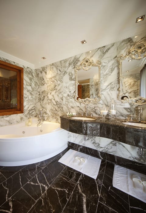 Luxury Suite | Jetted tub