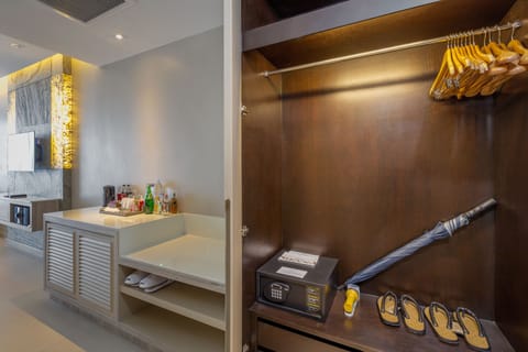 Deluxe Room, 1 King Bed, Sea View | Safe