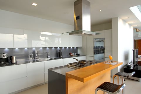 Fridge, coffee/tea maker