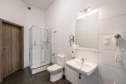 Superior Double Room | Bathroom | Hair dryer, towels