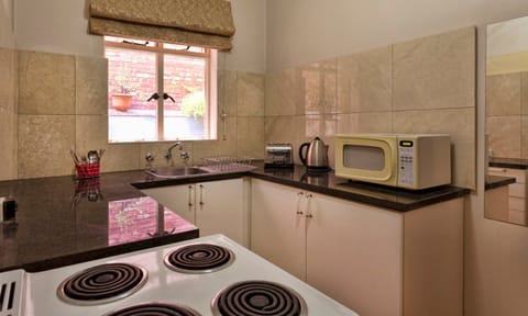 Superior Studio - Ensuite | Private kitchen | Fridge, coffee/tea maker, electric kettle