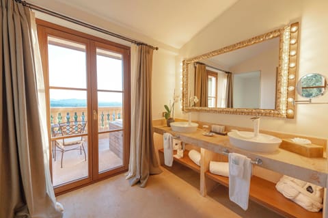 Deluxe Room, Balcony | Bathroom | Deep soaking tub, free toiletries, hair dryer, slippers