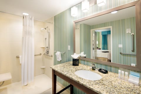 Combined shower/tub, hair dryer, towels