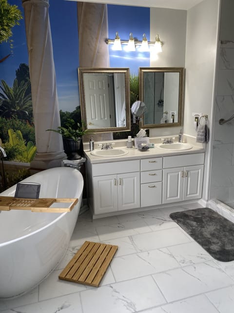 Suite, 1 King Bed | Bathroom | Combined shower/tub, eco-friendly toiletries, towels