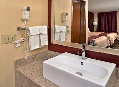 Combined shower/tub, hair dryer, towels