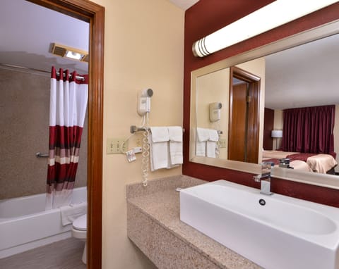 Combined shower/tub, hair dryer, towels