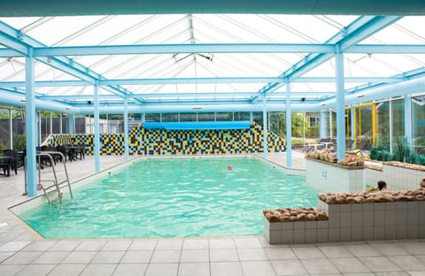 Indoor pool, sun loungers