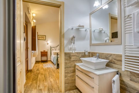 Superior Triple Room | Bathroom | Shower, free toiletries, hair dryer, bidet