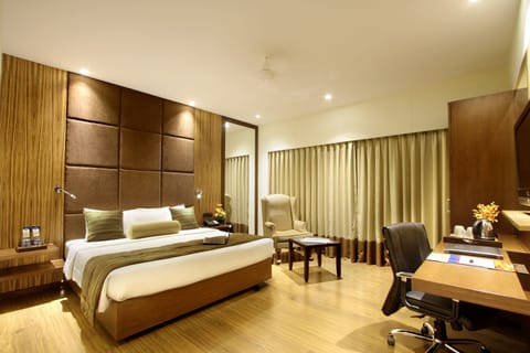 Executive Room | Minibar, in-room safe, desk, laptop workspace