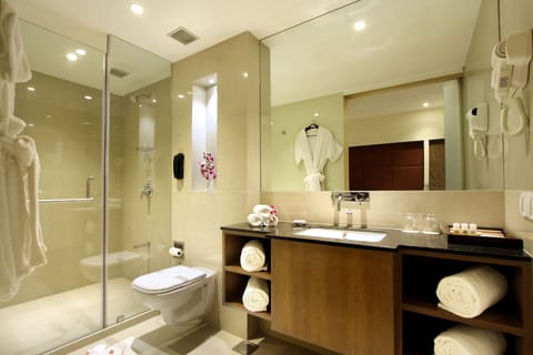 St.Suite | Bathroom | Spring water tub, free toiletries, hair dryer, towels