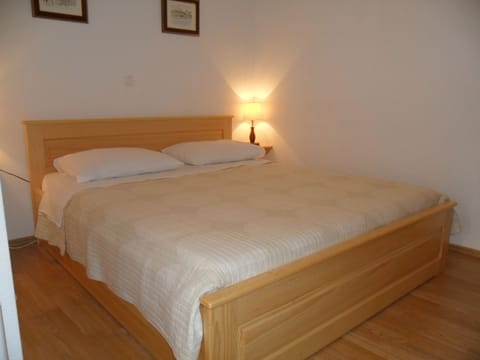 Double Room | Desk, free WiFi, bed sheets