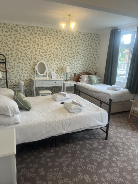 Triple Room | In-room safe, laptop workspace, iron/ironing board, free WiFi