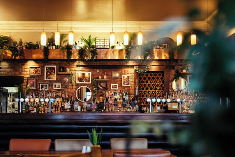 2 bars/lounges