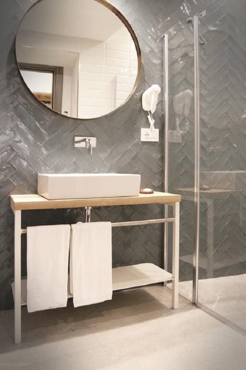 Superior Double Room | Bathroom | Shower, rainfall showerhead, free toiletries, hair dryer