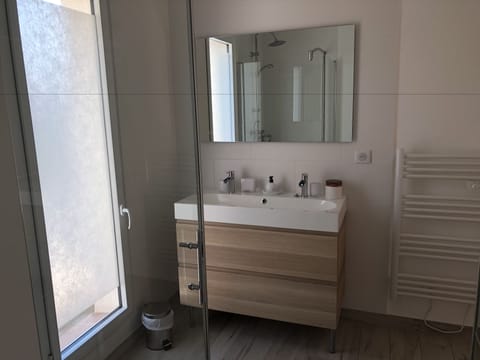 Double Room, 1 Double Bed, Non Smoking | Bathroom sink