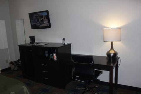 Standard Room, 1 King Bed, Non Smoking | Desk, laptop workspace, blackout drapes, iron/ironing board