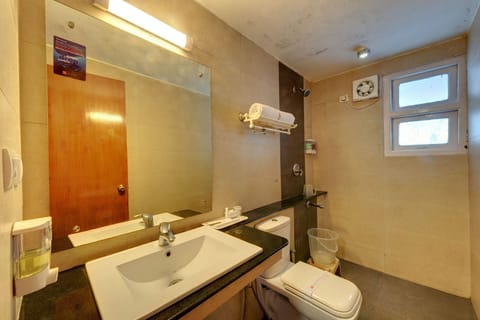 Royal Suite | Bathroom | Shower, designer toiletries, towels