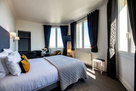 Superior Double Room, 1 Queen Bed, Sea View, Beachside | Individually decorated, individually furnished, desk, laptop workspace