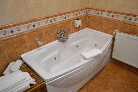 Standard Studio Suite, 1 King Bed with Sofa bed, City View | Bathroom | Free toiletries, hair dryer, bathrobes, slippers