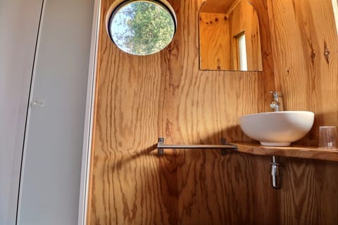 Room (RoulHotes) | Bathroom sink