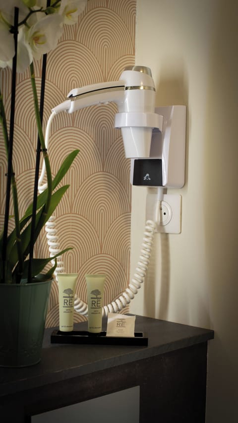 Classic Twin Room | Bathroom | Bathtub, hair dryer, towels, soap