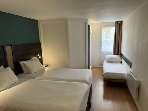 Standard Room, 3 Twin Beds | Premium bedding, individually furnished, desk, soundproofing