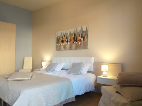 Comfort Double Room | Desk, blackout drapes, free WiFi, bed sheets