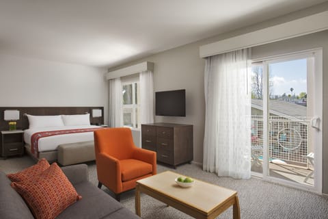 Studio Suite | In-room safe, desk, blackout drapes, iron/ironing board