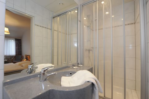 Double Room | Bathroom | Free toiletries, hair dryer, towels