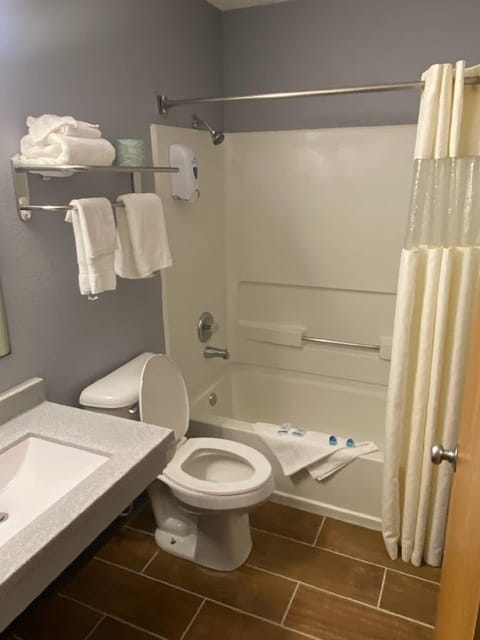 Combined shower/tub, free toiletries, towels, soap