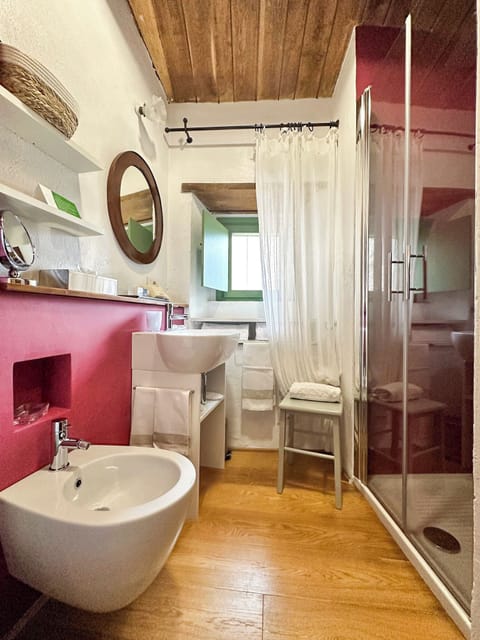 Superior Suite | Bathroom | Shower, free toiletries, hair dryer, bathrobes