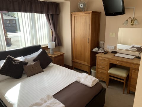 Small Double Room | Desk, free WiFi, bed sheets