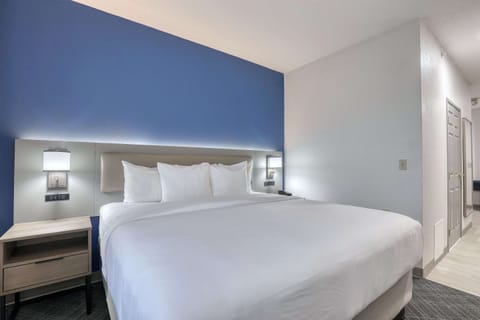 1 King Bed - Poolside | 1 bedroom, desk, blackout drapes, iron/ironing board