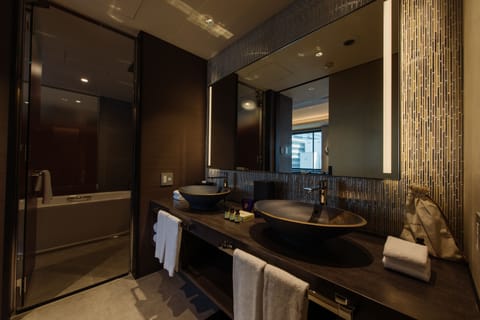 Superior Suite, 1 King Bed, Club Lounge Access | Bathroom | Eco-friendly toiletries, hair dryer, bathrobes, slippers