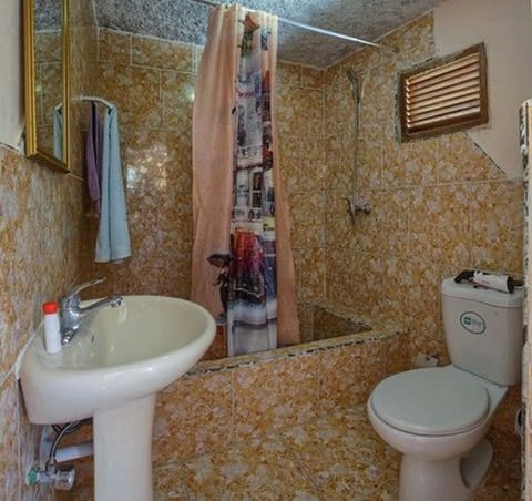 Standard Quadruple Room, 2 Double Beds, Non Smoking | Bathroom | Combined shower/tub, deep soaking tub, hair dryer, towels